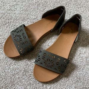 Andiamo Women’s Flat Sandals 7 Alorriane Wide